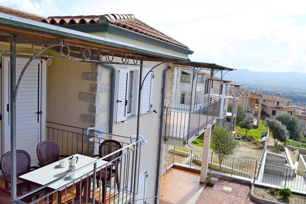 Gf Apartments Li Seddi Badesi Luaran gambar