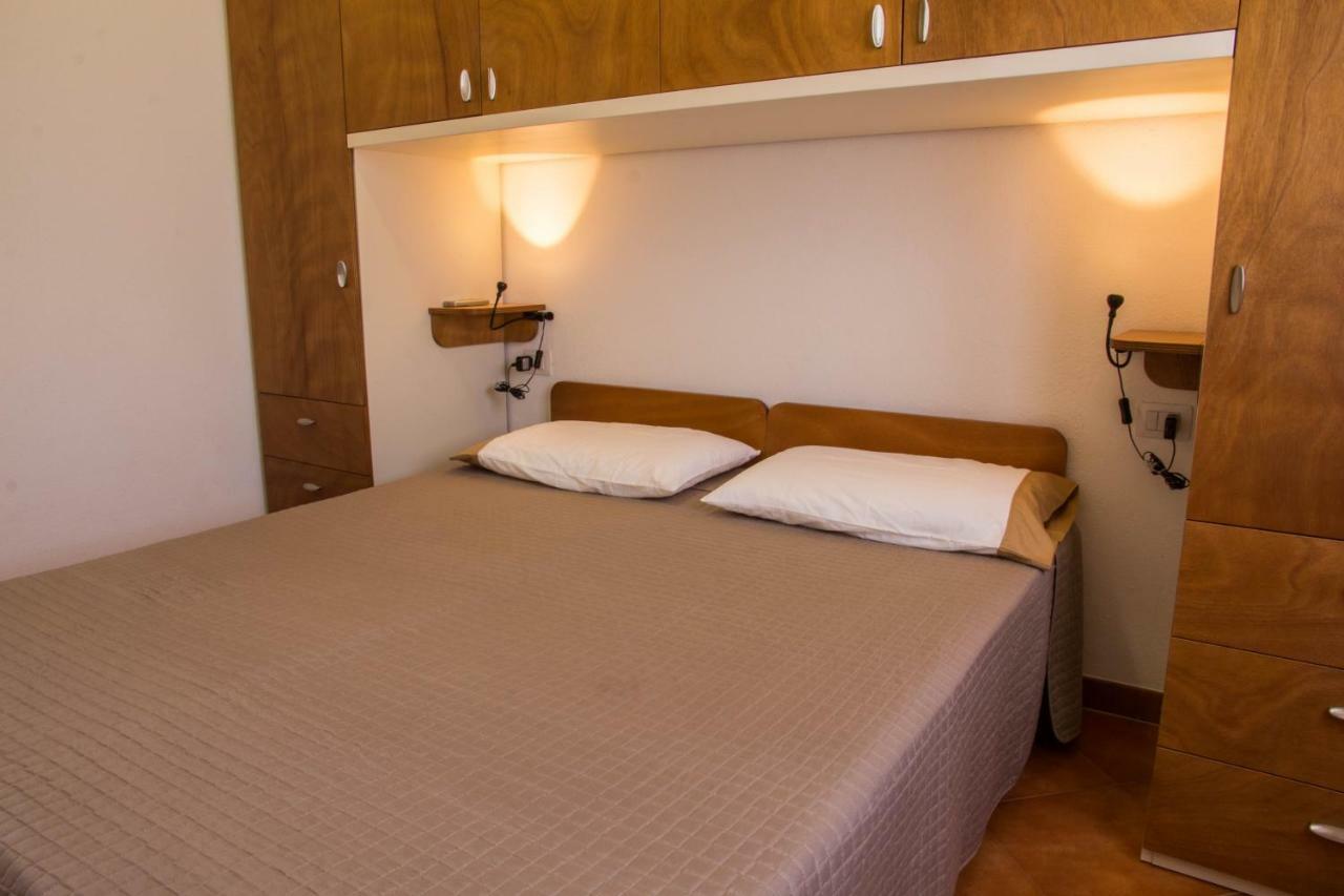 Gf Apartments Li Seddi Badesi Luaran gambar